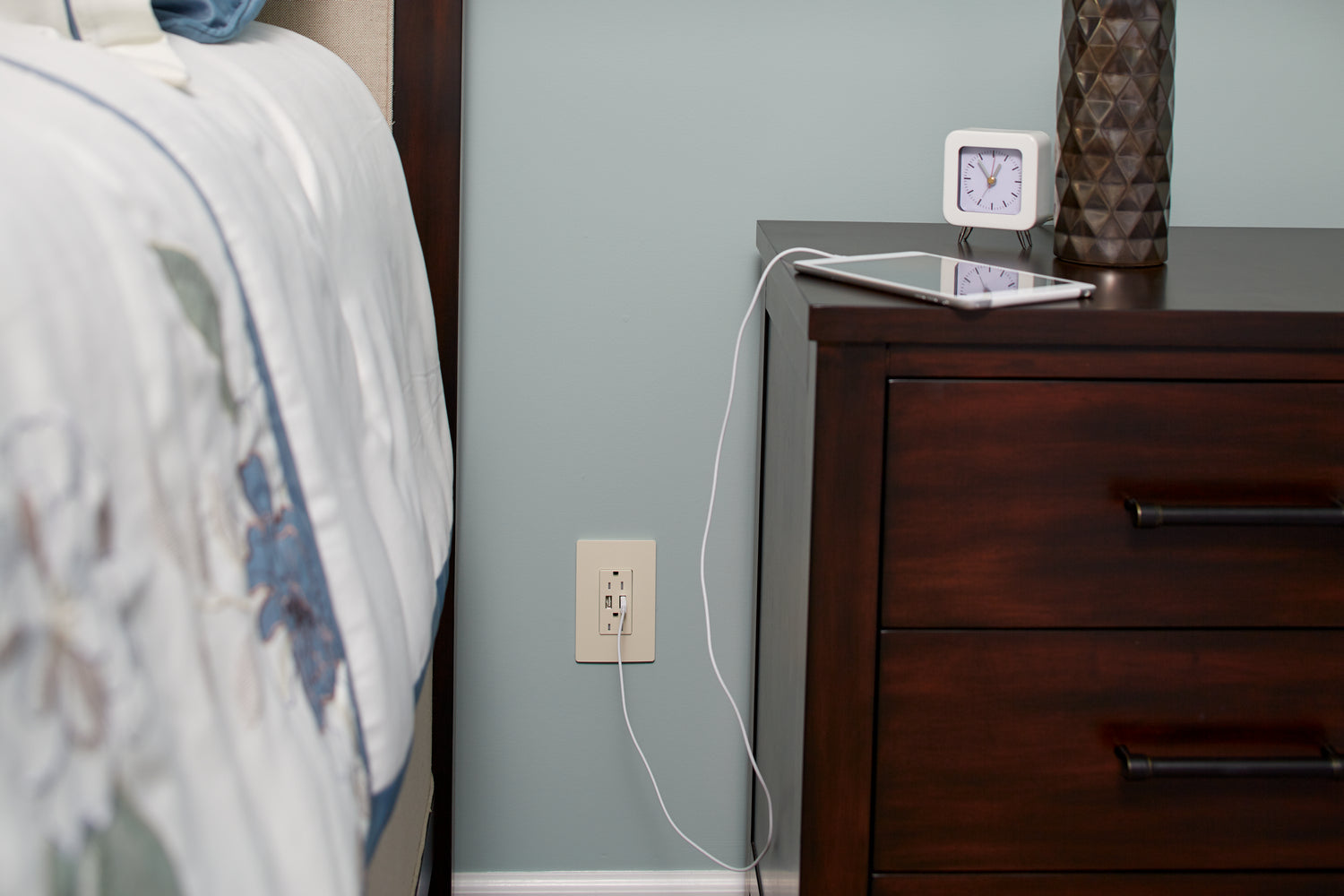 Legrand - TM826USBI - 15A Tamper-Resistant USB Outlet - radiant - Ivory