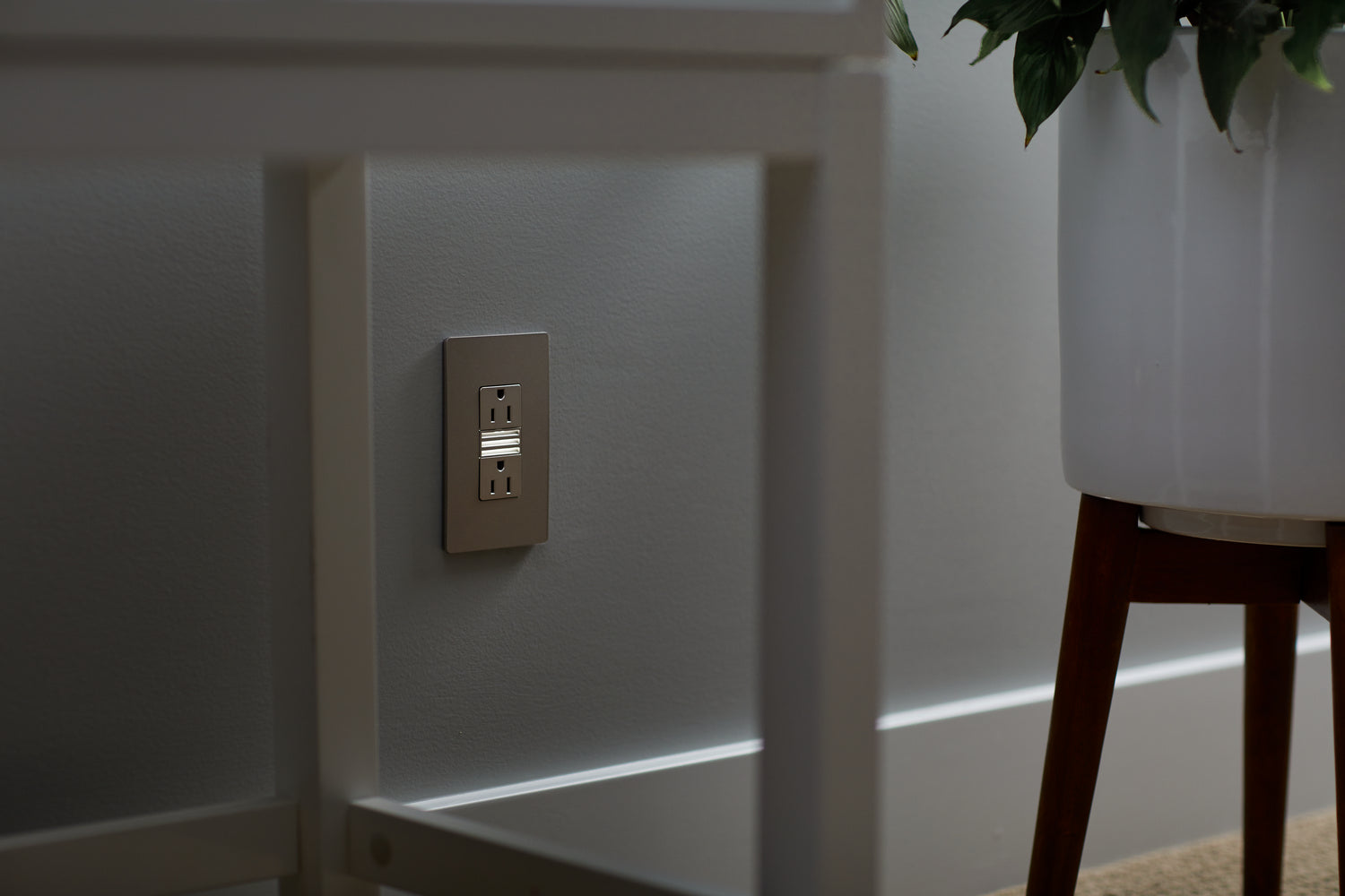Legrand - NTL885TRNICC6 - 15A Tamper-Resistant Outlet with Night Light - radiant - Nickel