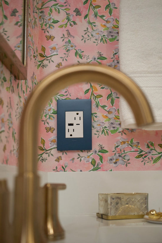 Legrand - AWP1G3EG - One-Gang Screwless Wall Plate with Microban - adorne - Evergreen