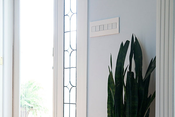 Legrand - AWP6GWH1 - Six-Gang Screwless Wall Plate with Microban - adorne - Gloss White