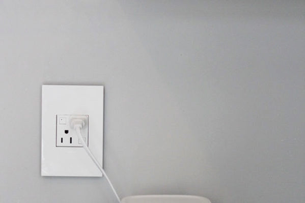 Legrand - ARPS152W4 - 15A Energy-Saving On/Off Outlet - adorne - White