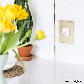 Legrand - ARPS152W4 - 15A Energy-Saving On/Off Outlet - adorne - White