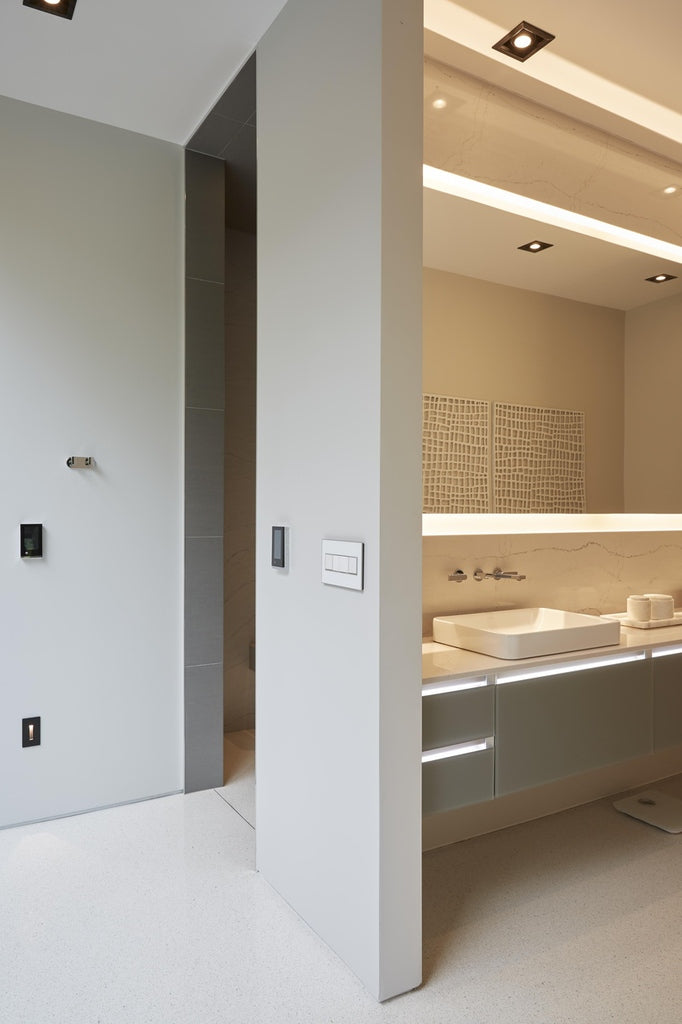 Legrand - AWM4GMW4 - Four-Gang Screwless Wall Plate - adorne - Mirror White