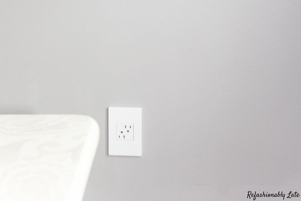 Legrand - AWP1G2WHW10 - One-Gang Screwless Wall Plate with Microban - adorne - Gloss White on White
