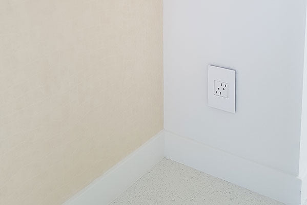 Legrand - AWP1G2WHW10 - One-Gang Screwless Wall Plate with Microban - adorne - Gloss White on White