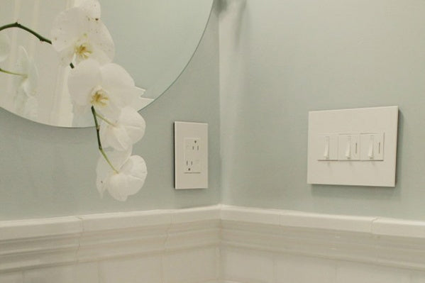 Legrand - AWP3GWHW4 - Three-Gang Screwless Wall Plate with Microban - adorne - Gloss White on White
