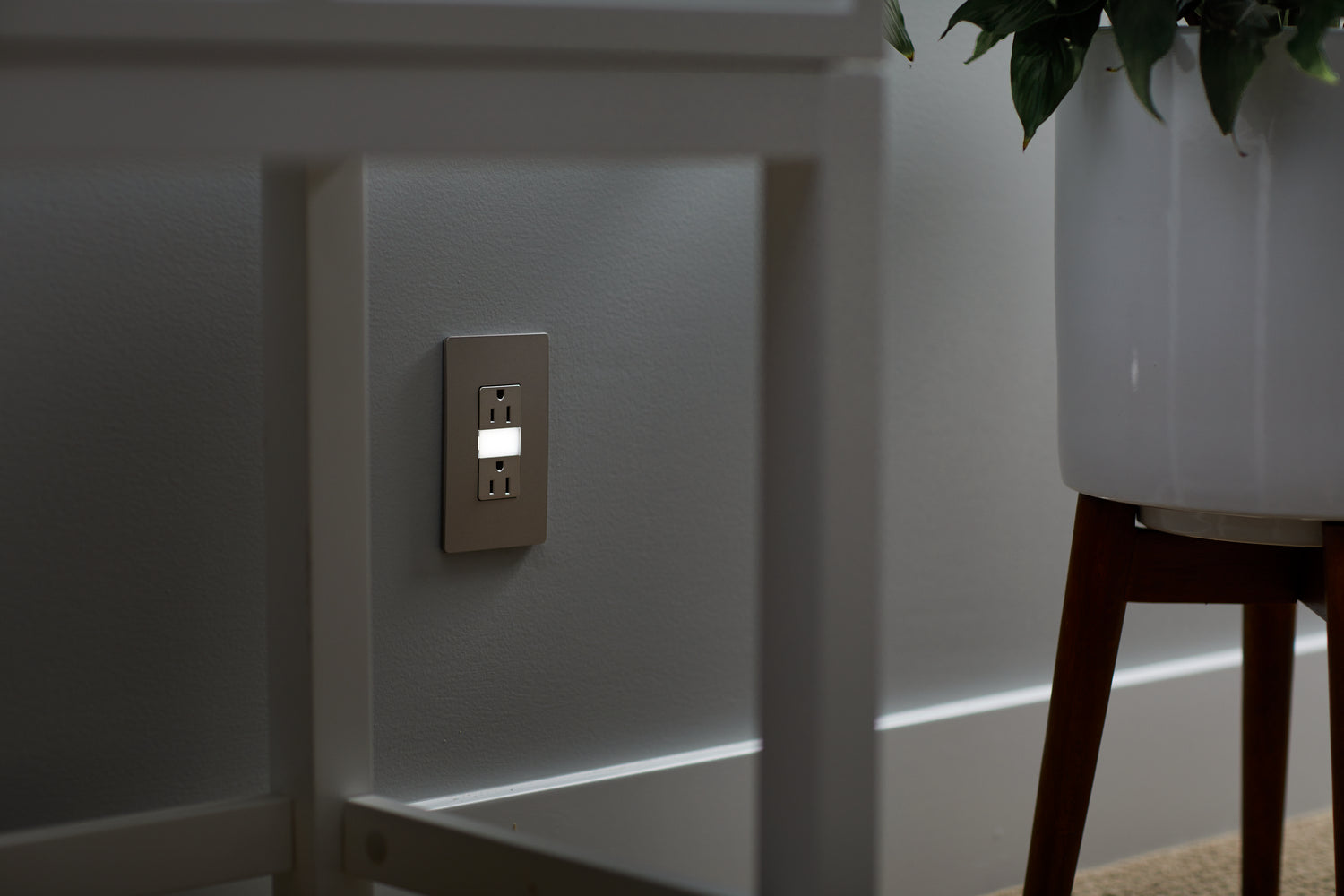 Legrand - NTL885TRNICC6 - 15A Tamper-Resistant Outlet with Night Light - radiant - Nickel