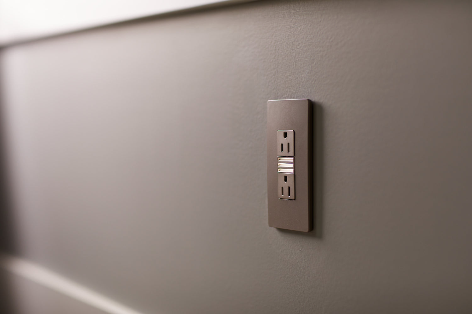Legrand - NTL885TRNICC6 - 15A Tamper-Resistant Outlet with Night Light - radiant - Nickel