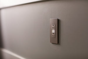 Legrand - NTL885TRNICC6 - 15A Tamper-Resistant Outlet with Night Light - radiant - Nickel
