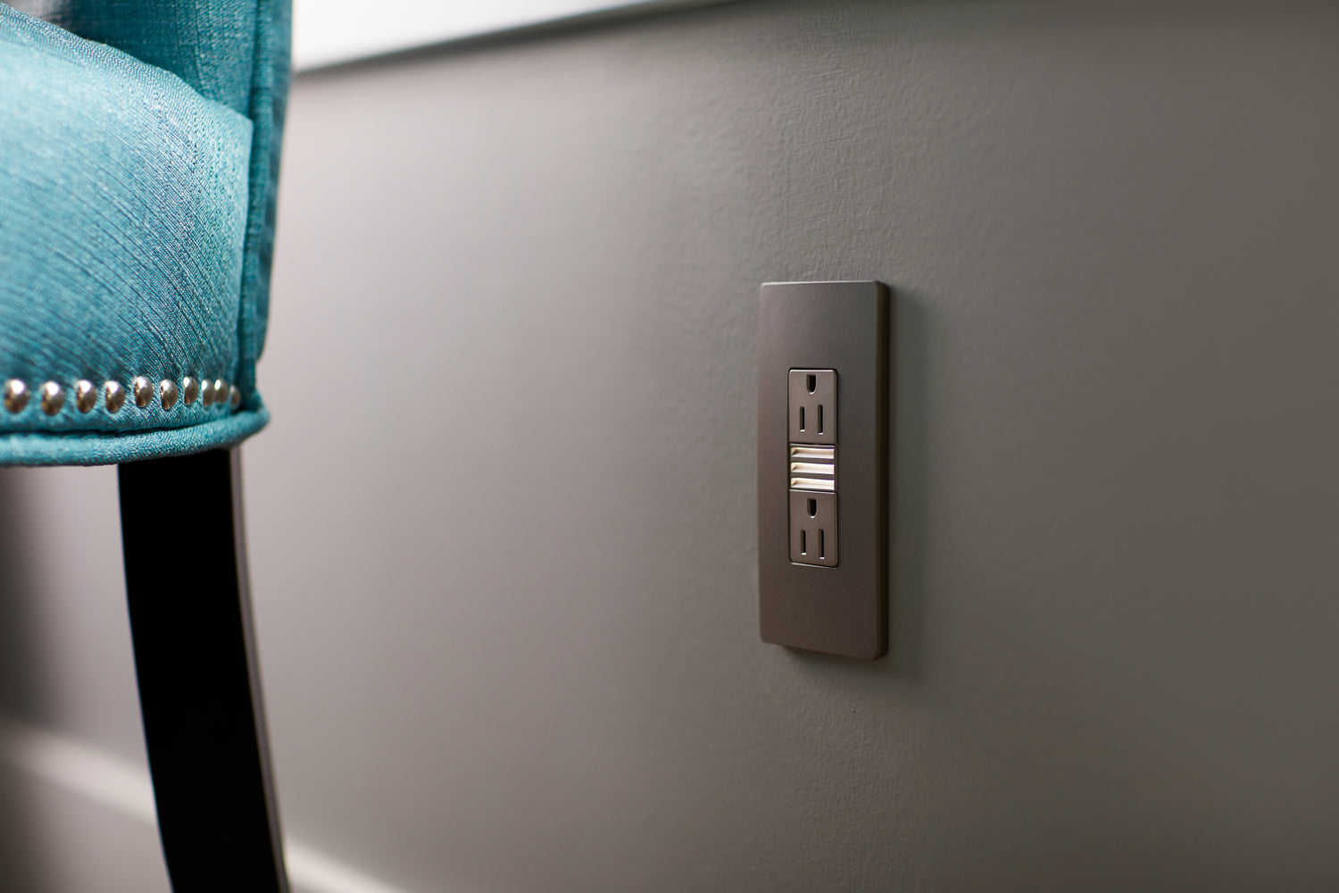 Legrand - NTL885TRNICC6 - 15A Tamper-Resistant Outlet with Night Light - radiant - Nickel