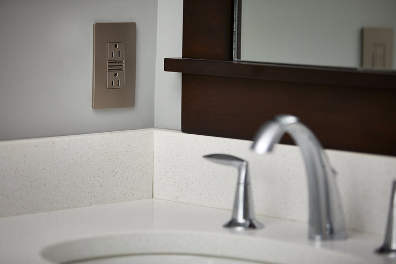 Legrand - NTL885TRNICC6 - 15A Tamper-Resistant Outlet with Night Light - radiant - Nickel