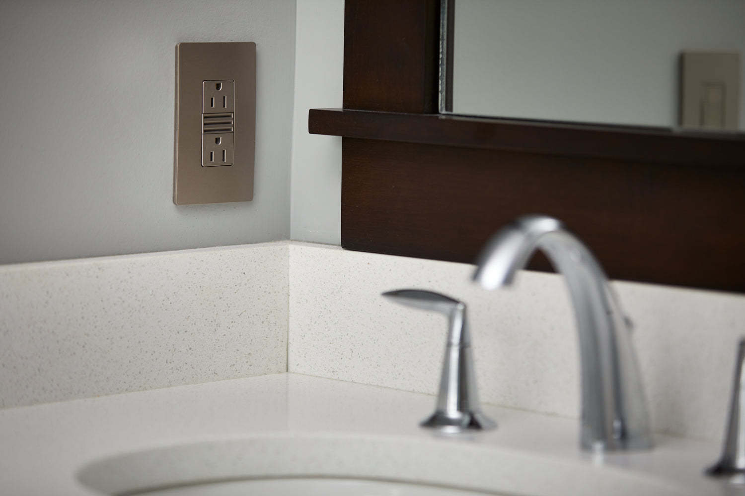 Legrand - NTL885TRNICC6 - 15A Tamper-Resistant Outlet with Night Light - radiant - Nickel
