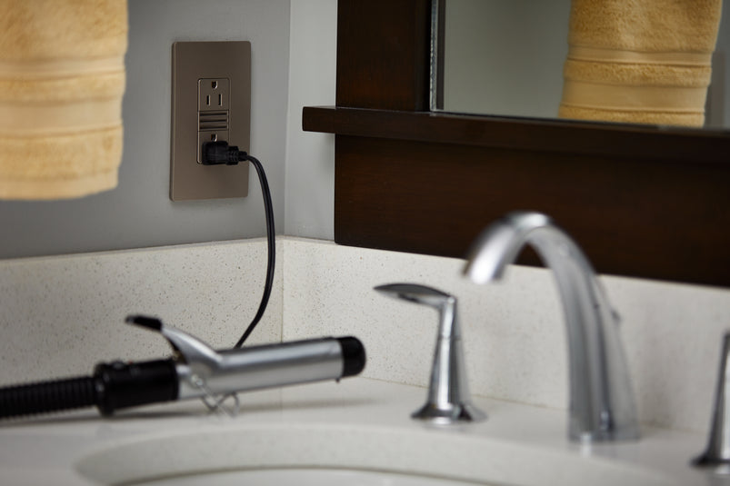 Legrand - NTL885TRNICC6 - 15A Tamper-Resistant Outlet with Night Light - radiant - Nickel