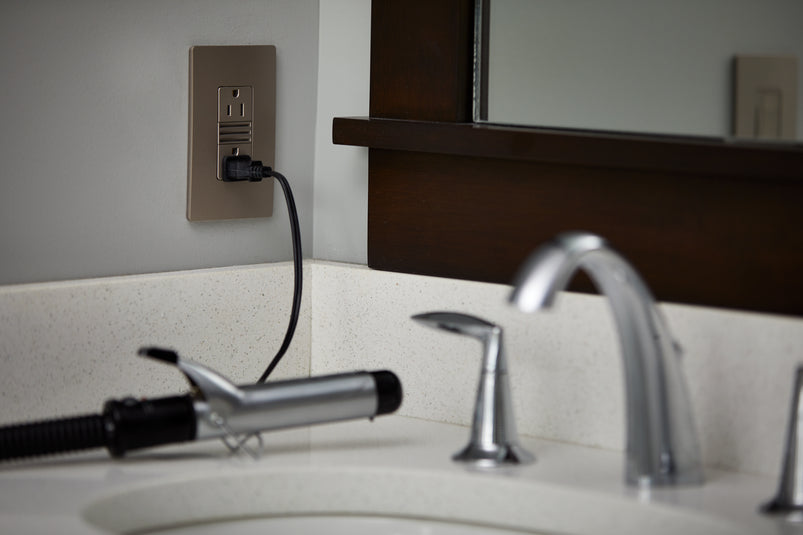 Legrand - NTL885TRNICC6 - 15A Tamper-Resistant Outlet with Night Light - radiant - Nickel