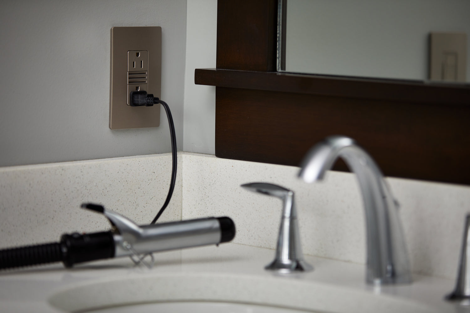 Legrand - NTL885TRNICC6 - 15A Tamper-Resistant Outlet with Night Light - radiant - Nickel