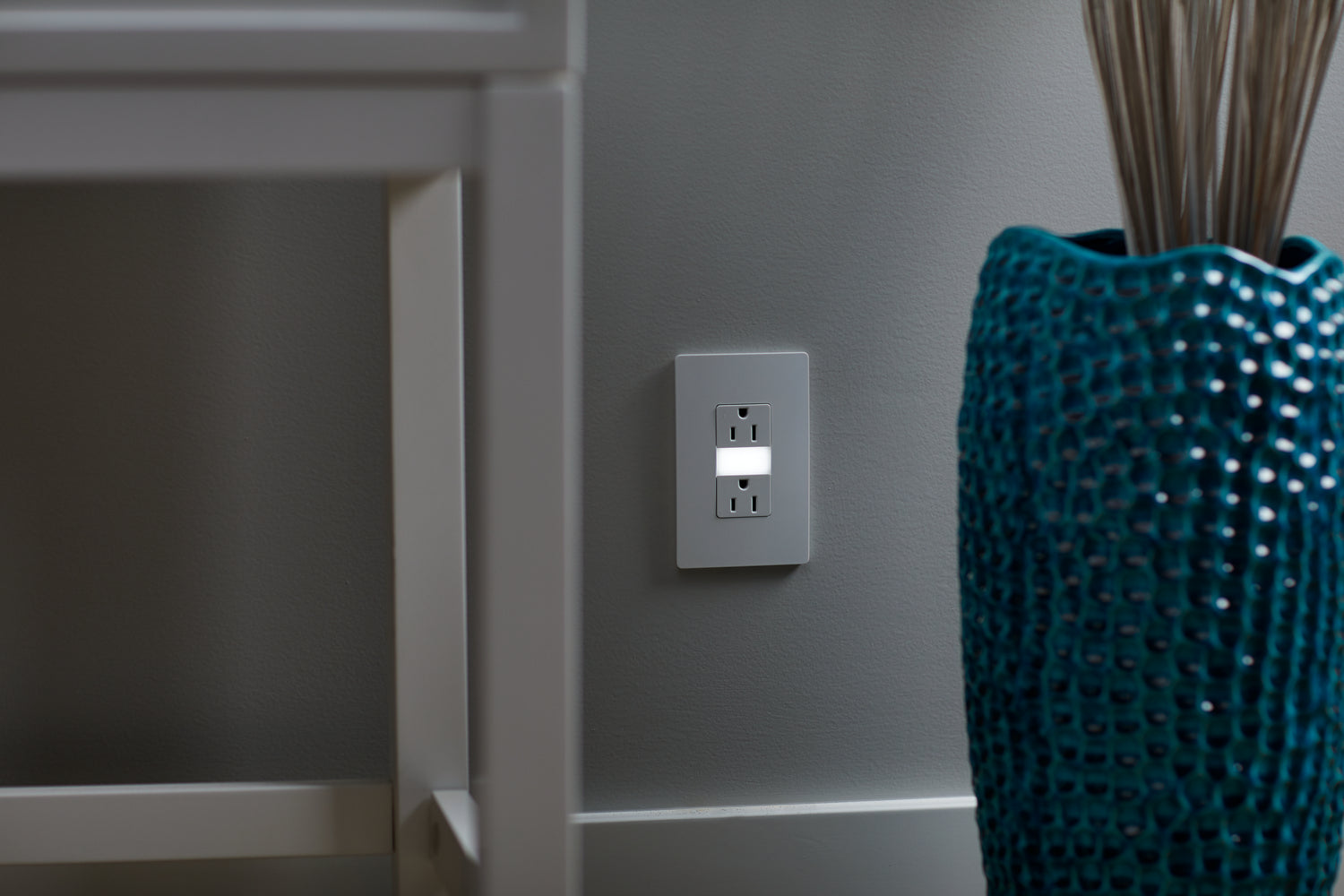 Legrand - NTL885TRW - 15A Tamper-Resistant Outlet with Night Light - radiant - White