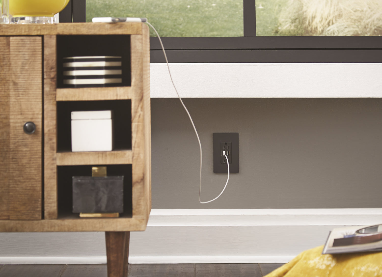 Legrand - TM826USBGCCV4 - 15A Tamper-Resistant USB Outlet - radiant - Graphite