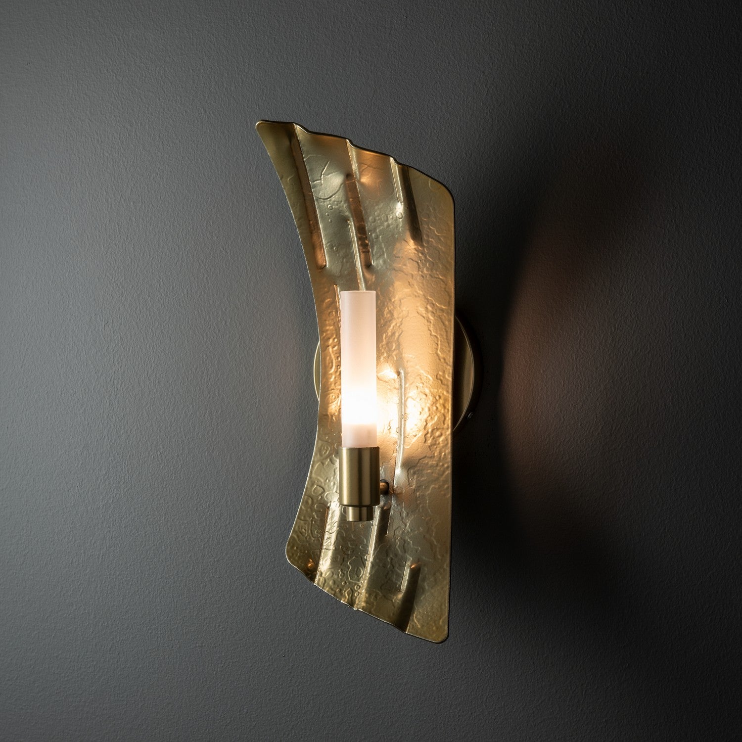 Hubbardton Forge - 201062-SKT-86-FD0462 - Crest 1-Light Sconce - Crest - Modern Brass