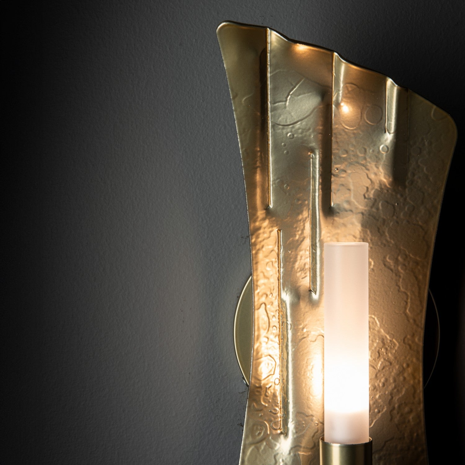 Hubbardton Forge - 201062-SKT-86-FD0462 - Crest 1-Light Sconce - Crest - Modern Brass