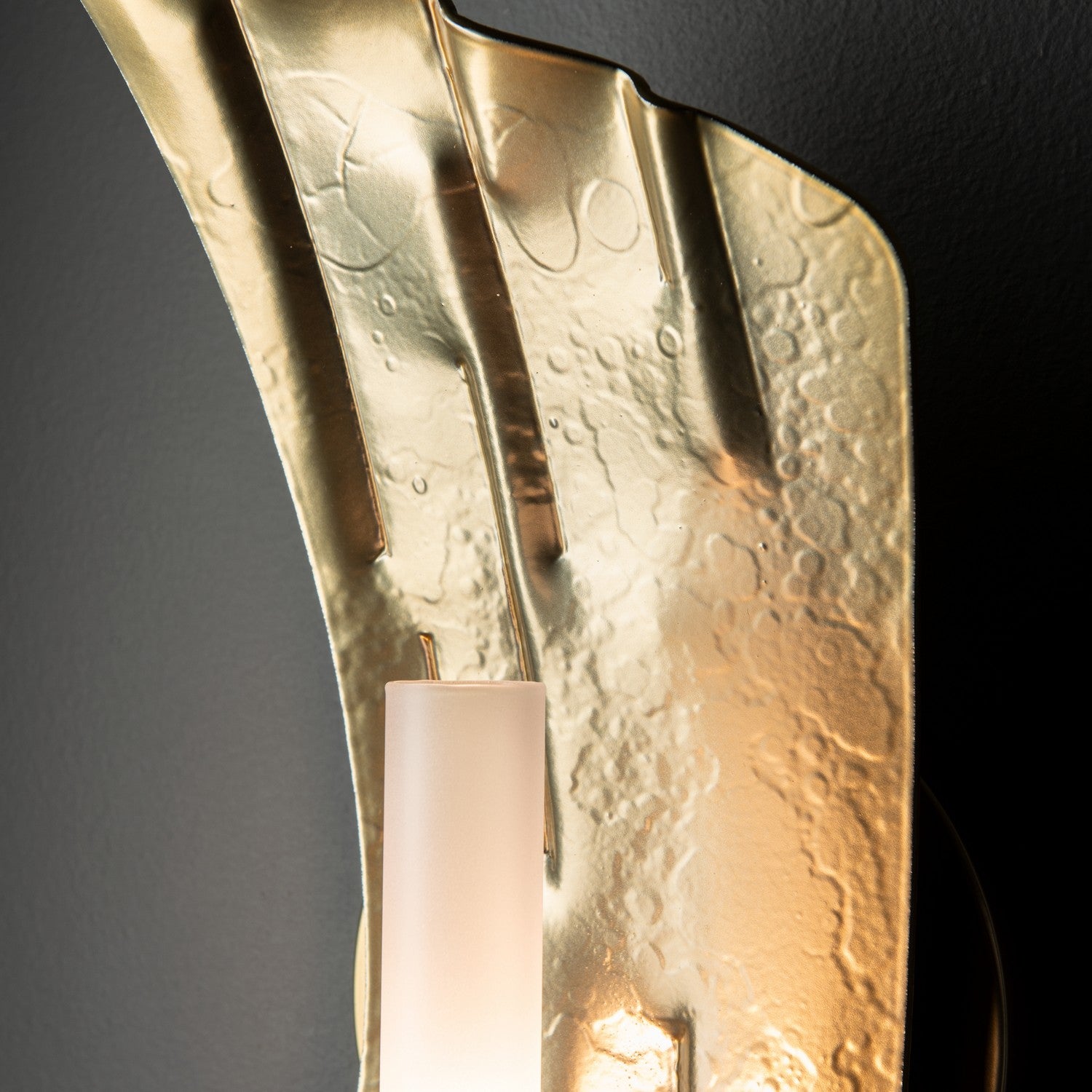 Hubbardton Forge - 201062-SKT-86-FD0462 - Crest 1-Light Sconce - Crest - Modern Brass