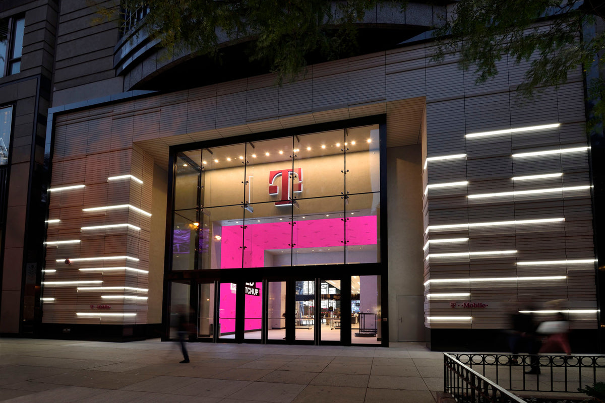 Showcasing outdoor linear lighting